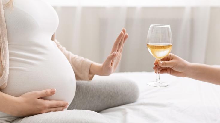 Une femme enceinte qui boit de l’alcool fait prendre un risque à son futur enfant.